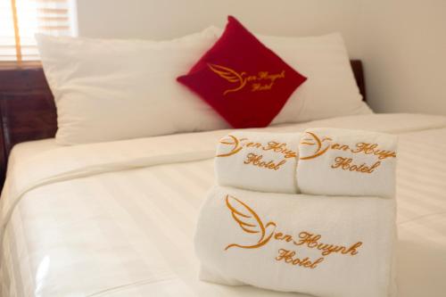 Кровать или кровати в номере Yen Huynh Guest House
