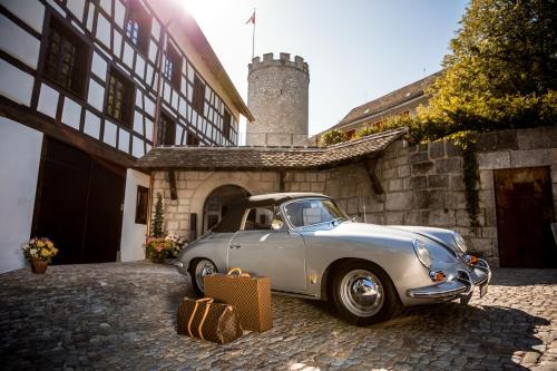 an old car parked in front of a building at Hotel Krone Regensberg in Regensberg