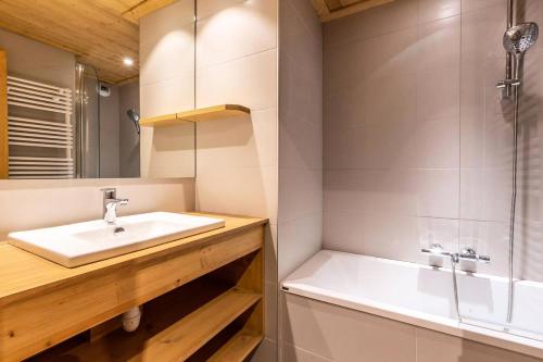 une salle de bain avec un lavabo, une douche et une baignoire dans l'établissement Résidence Arpasson - ARPASSON 22 MAE-4411, à Les Allues