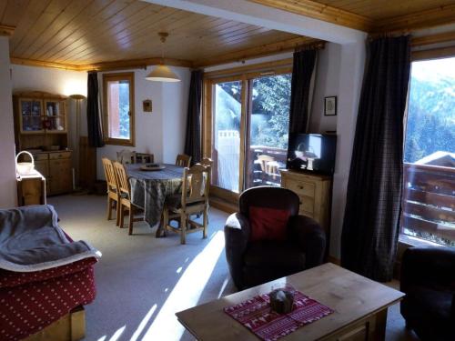 un salon avec une table et une salle à manger dans l'établissement Résidence Moraine - MORAINE 21 MAE-4481, à Les Allues