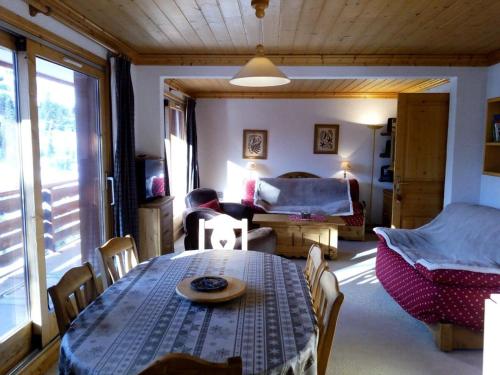 un salon avec une table et une chambre dans l'établissement Résidence Moraine - MORAINE 21 MAE-4481, à Les Allues