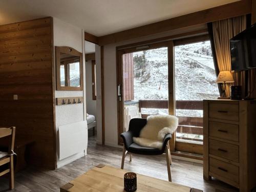 un salon avec une chaise et une fenêtre dans l'établissement Résidence Pralin - PRALIN 802 MAE-4551, à Les Allues