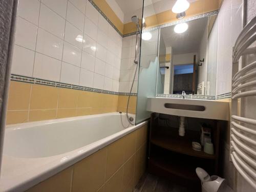 une salle de bain avec une baignoire, un lavabo et un miroir dans l'établissement Résidence Pralin - PRALIN 802 MAE-4551, à Les Allues