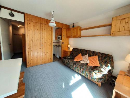 un salon avec un canapé et une cuisine dans l'établissement Résidence La Taiga - Résidence TAIGA N°17 MAE-4701, à La Plagne Tarentaise