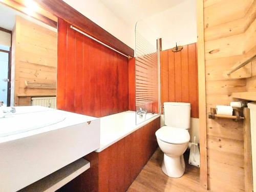 une salle de bain avec toilettes et lavabo dans l'établissement Résidence La Taiga - Résidence TAIGA N°17 MAE-4701, à La Plagne Tarentaise