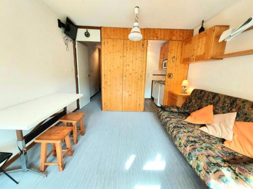 Cette chambre comprend un canapé, un bureau et une table. dans l'établissement Résidence La Taiga - Résidence TAIGA N°17 MAE-4701, à La Plagne Tarentaise