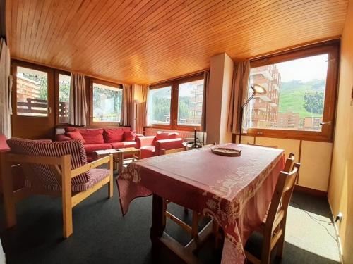un salon avec une table et un canapé dans l'établissement Résidence Le Mont Blanc - Résidence LE MONT BLANC N°022 MAE-4811, à La Plagne Tarentaise