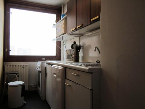 une petite cuisine avec un évier et une fenêtre dans l'établissement Résidence Le Mont Blanc - Résidence LE MONT BLANC N°022 MAE-4811, à La Plagne Tarentaise