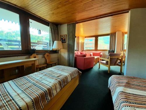 une chambre d'hôtel avec un lit et une chaise dans l'établissement Résidence Le Mont Blanc - Résidence LE MONT BLANC N°022 MAE-4811, à La Plagne Tarentaise