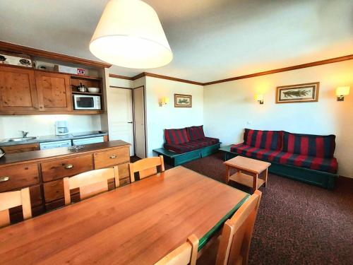 un salon avec une table et un canapé dans l'établissement Résidence Le Mont Soleil A - Résidence MONT SOLEIL A N°A202 MAE-4821, à La Plagne Tarentaise