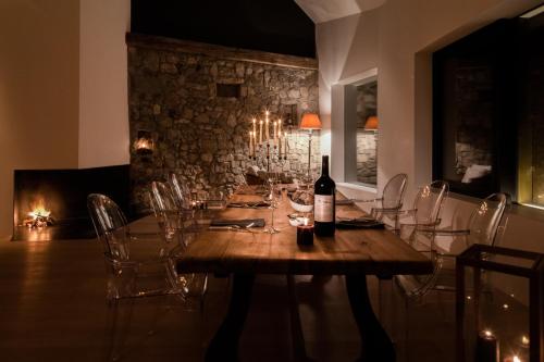 a dining room with a table with a bottle of wine at Hotel Krone Regensberg in Regensberg