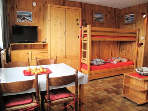 Cette chambre comprend une table et deux lits superposés. dans l'établissement Résidence Le Vercors - Résidence LE VERCORS N°111 MAE-4891, à La Plagne Tarentaise