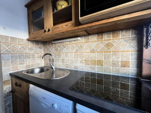 une cuisine avec un évier et un plan de travail dans l'établissement Résidence La Meije - Résidence LA MEIJE N°51 MAE-4921, à La Plagne Tarentaise