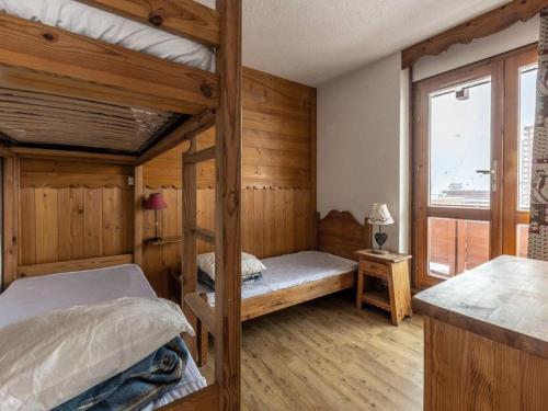 une chambre avec deux lits superposés et une fenêtre dans l'établissement Résidence La Meije - Résidence LA MEIJE N°51 MAE-4921, à La Plagne Tarentaise