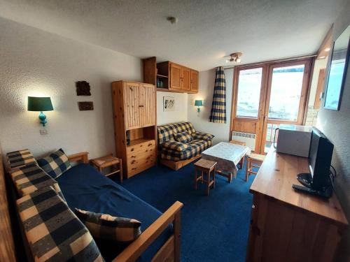 Cette chambre comprend un lit, un canapé et un bureau. dans l'établissement Résidence Les Hameaux I - Résidence LES HAMEAUX 1 N°360 MAE-4931, à La Plagne Tarentaise