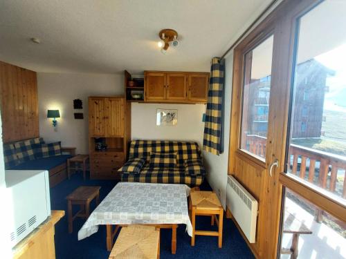 une chambre avec un canapé, une table et une fenêtre dans l'établissement Résidence Les Hameaux I - Résidence LES HAMEAUX 1 N°360 MAE-4931, à La Plagne Tarentaise