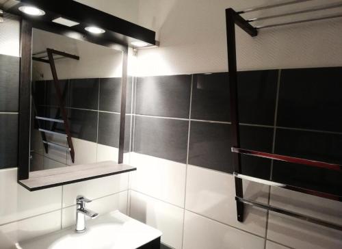 une salle de bain avec un lavabo et un miroir dans l'établissement Résidence Les Hameaux I - Résidence LES HAMEAUX I N°268 MAE-4981, à La Plagne Tarentaise