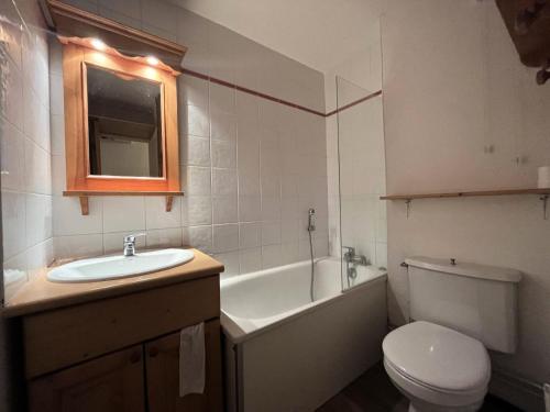 une salle de bain avec un lavabo, une baignoire et des toilettes dans l'établissement Résidence Le France - Résidence LE FRANCE N°418 MAE-4941, à La Plagne Tarentaise