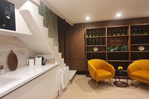 une salle de dégustation de vin avec deux chaises jaunes et un comptoir dans l'établissement Suite Vinicole Hypercentre, Bastille & Gare 9 min à pied, à Grenoble