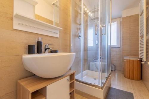 Unique & Strategic Flat, 50m from M4 Station