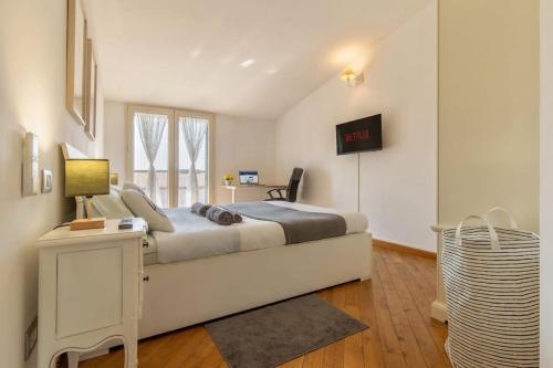 Unique & Strategic Flat, 50m from M4 Station
