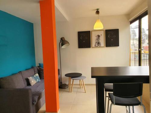 a living room with a table and a couch at דירה מקסימה ונוחה במרכז העיר קרוב להכל in Bat Yam
