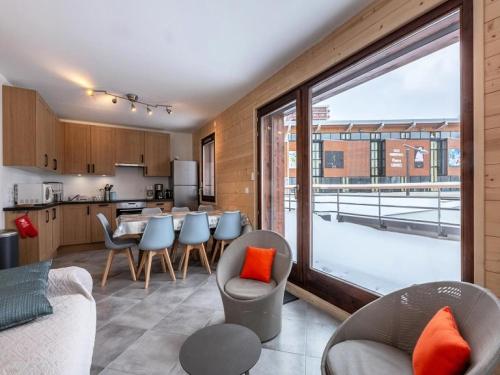 Il dispose d'une cuisine ouverte et d'un salon avec une grande fenêtre. dans l'établissement Résidence Lodges 1970 - Résidence LES LODGES N°A405 MAE-5021, à La Plagne Tarentaise