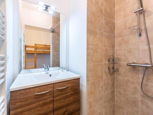 une salle de bain avec un lavabo et une douche dans l'établissement Résidence Lodges 1970 - Résidence LES LODGES1970 N° A507 MAE-5041, à La Plagne Tarentaise