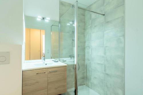 une salle de bain avec une douche, un lavabo et un miroir dans l'établissement Résidence Lodges 1970 - Résidence LES LODGES 1970 N° A401 MAE-5061, à La Plagne Tarentaise