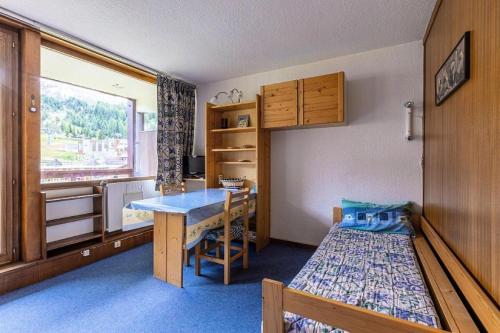une chambre avec un lit, un bureau et une table dans l'établissement Résidence Le Vercors - Résidence LE VERCORS N°108 MAE-5091, à La Plagne Tarentaise