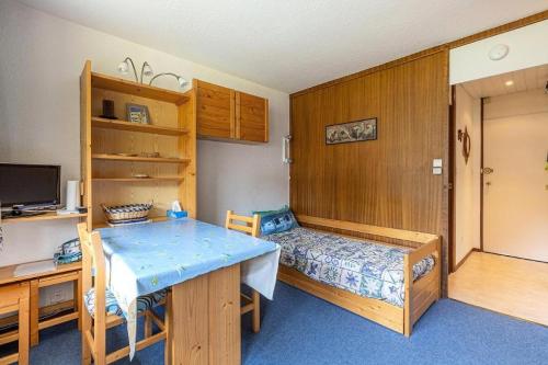 une chambre avec un lit, un bureau et une table dans l'établissement Résidence Le Vercors - Résidence LE VERCORS N°108 MAE-5091, à La Plagne Tarentaise