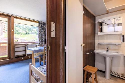 une salle de bain avec un lavabo et des toilettes et une fenêtre dans l'établissement Résidence Le Vercors - Résidence LE VERCORS N°108 MAE-5091, à La Plagne Tarentaise