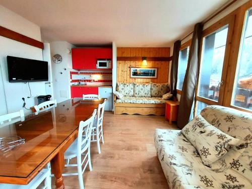une cuisine et un salon avec une table et un canapé dans l'établissement Résidence Digitale - Résidence DIGITALE N°710 MAE-5201, à La Plagne Tarentaise