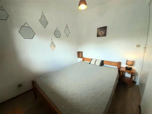 - une chambre avec un lit et un mur avec des triangles dans l'établissement Résidence Les Drus - Résidence LES DRUS N°119 MAE-5191, à La Plagne Tarentaise