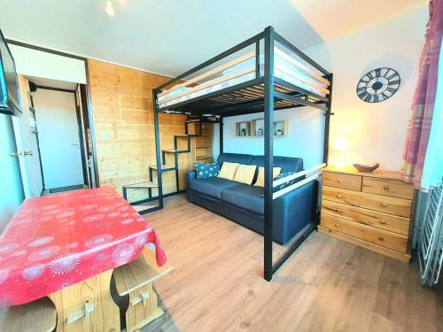 une chambre avec un lit superposé et un canapé à l'intérieur dans l'établissement Résidence Le France - Résidence LE FRANCE N°114 MAE-5261, à La Plagne Tarentaise