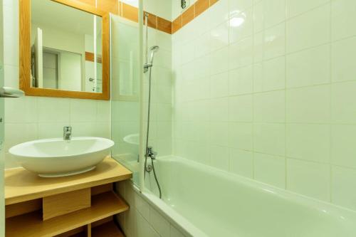 une salle de bain avec un lavabo et une baignoire dans l'établissement Résidence Soldanelle - Résidence SOLDANELLES N°412 MAE-5391, à La Plagne Tarentaise