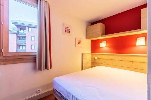 une petite chambre avec un lit et une fenêtre dans l'établissement Résidence Soldanelle - Résidence SOLDANELLES N°412 MAE-5391, à La Plagne Tarentaise