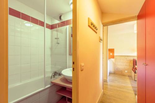 une salle de bain avec un lavabo et une baignoire dans l'établissement Résidence Sainbois - Résidence SAINBOIS N°233 MAE-5411, à La Plagne Tarentaise