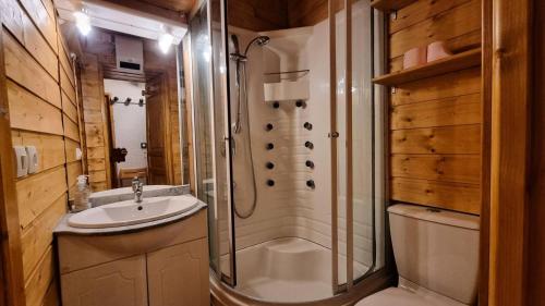 une salle de bain avec une douche, un lavabo et des toilettes dans l'établissement Résidence Les Hameaux I - Résidence LES HAMEAUX 1 N°238 MAE-5451, à La Plagne Tarentaise