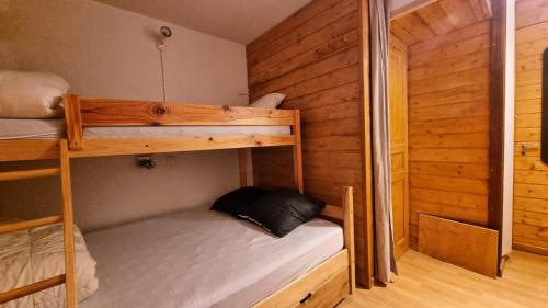 - une chambre avec 2 lits superposés dans une cabine dans l'établissement Résidence Les Hameaux I - Résidence LES HAMEAUX 1 N°238 MAE-5451, à La Plagne Tarentaise