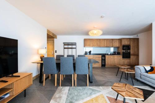 une cuisine et un salon avec une table et des chaises dans l'établissement Résidence Manaka - Résidence LE MANAKA C06 MAE-5561, à La Plagne Tarentaise