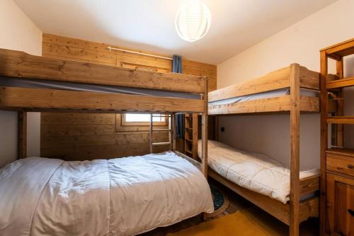- une chambre avec 2 lits superposés dans une maison dans l'établissement Résidence Manaka - Résidence LE MANAKA C06 MAE-5561, à La Plagne Tarentaise