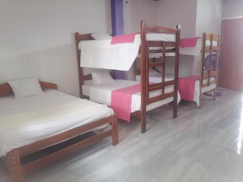 Postel nebo postele na pokoji v ubytování Ayahuasca Hostel
