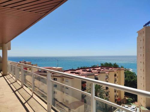 Apartamento moderno con vistas al mar, piscina & parking