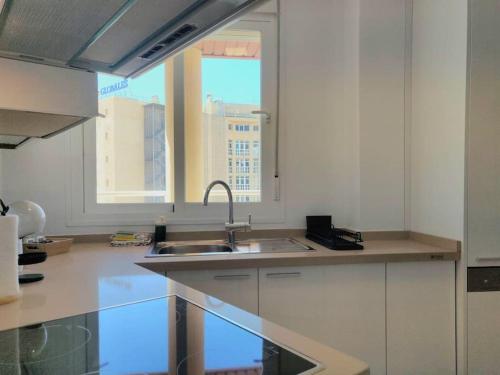 Apartamento moderno con vistas al mar, piscina & parking