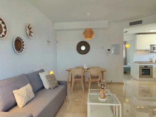 Apartamento moderno con vistas al mar, piscina & parking