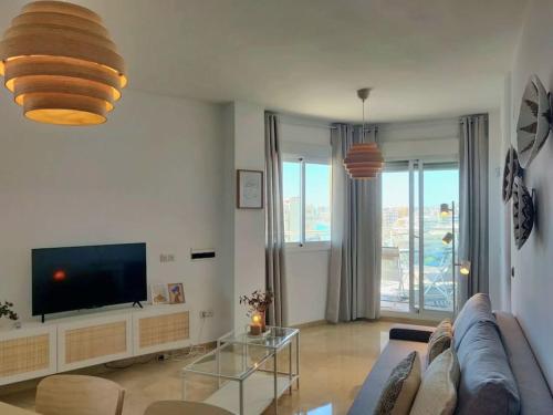 Apartamento moderno con vistas al mar, piscina & parking