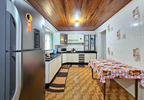 Dapur atau dapur kecil di Casa Familiar Espaço Amplo com churrasqueira