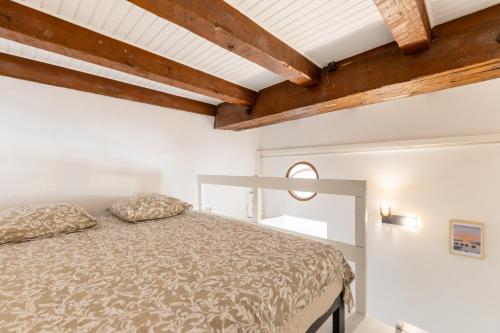 - une chambre avec un lit et des plafonds en bois dans l'établissement Charming apartment for 2 people, à Marseille