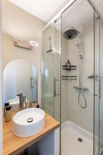 une salle de bain avec un lavabo et une douche dans l'établissement Charming apartment for 2 people, à Marseille